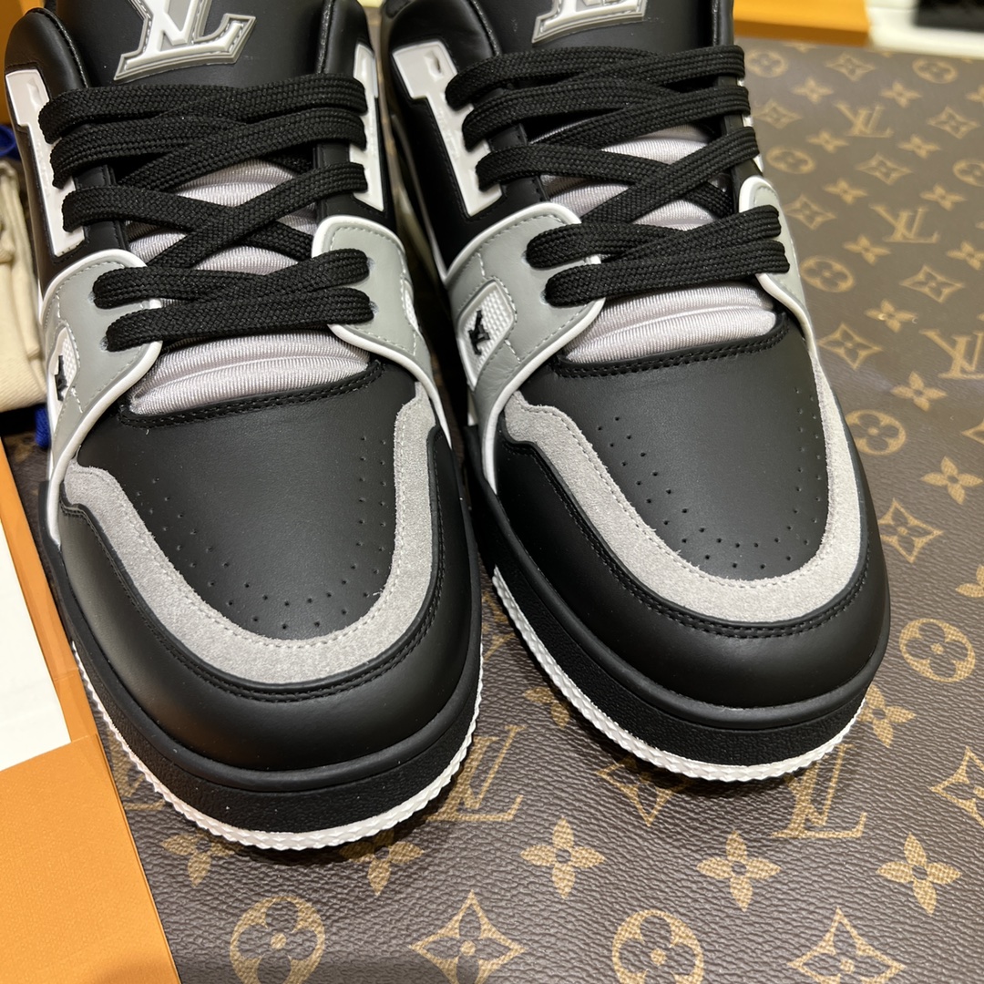 The latest LV Trainer runway model. - 图片 4