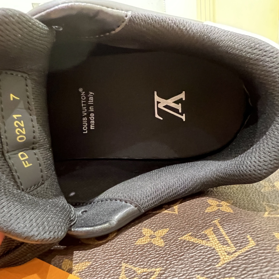 The latest LV Trainer runway model. - 图片 7