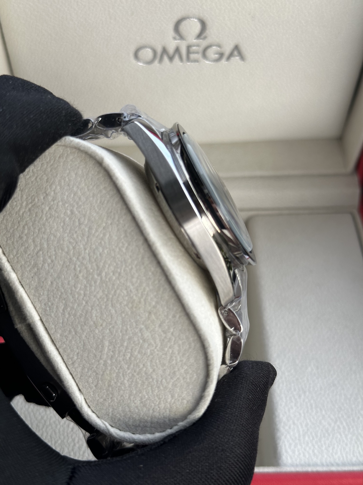 Speedmaster Racing Chronograph SeriesThis classic and robust timepiece continues the magnificent ocean legend. - 图片 7