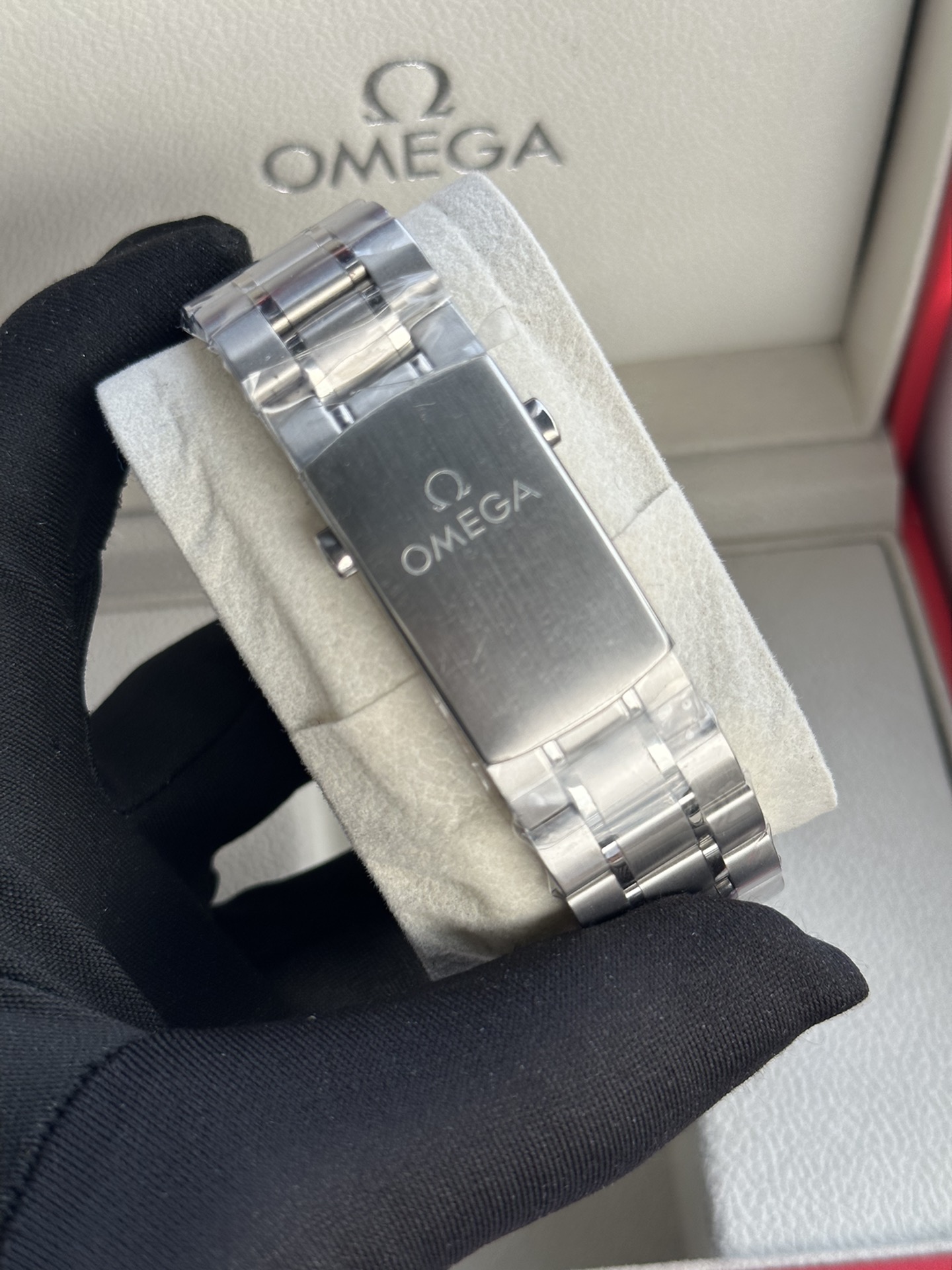 Speedmaster Racing Chronograph SeriesThis classic and robust timepiece continues the magnificent ocean legend. - 图片 9