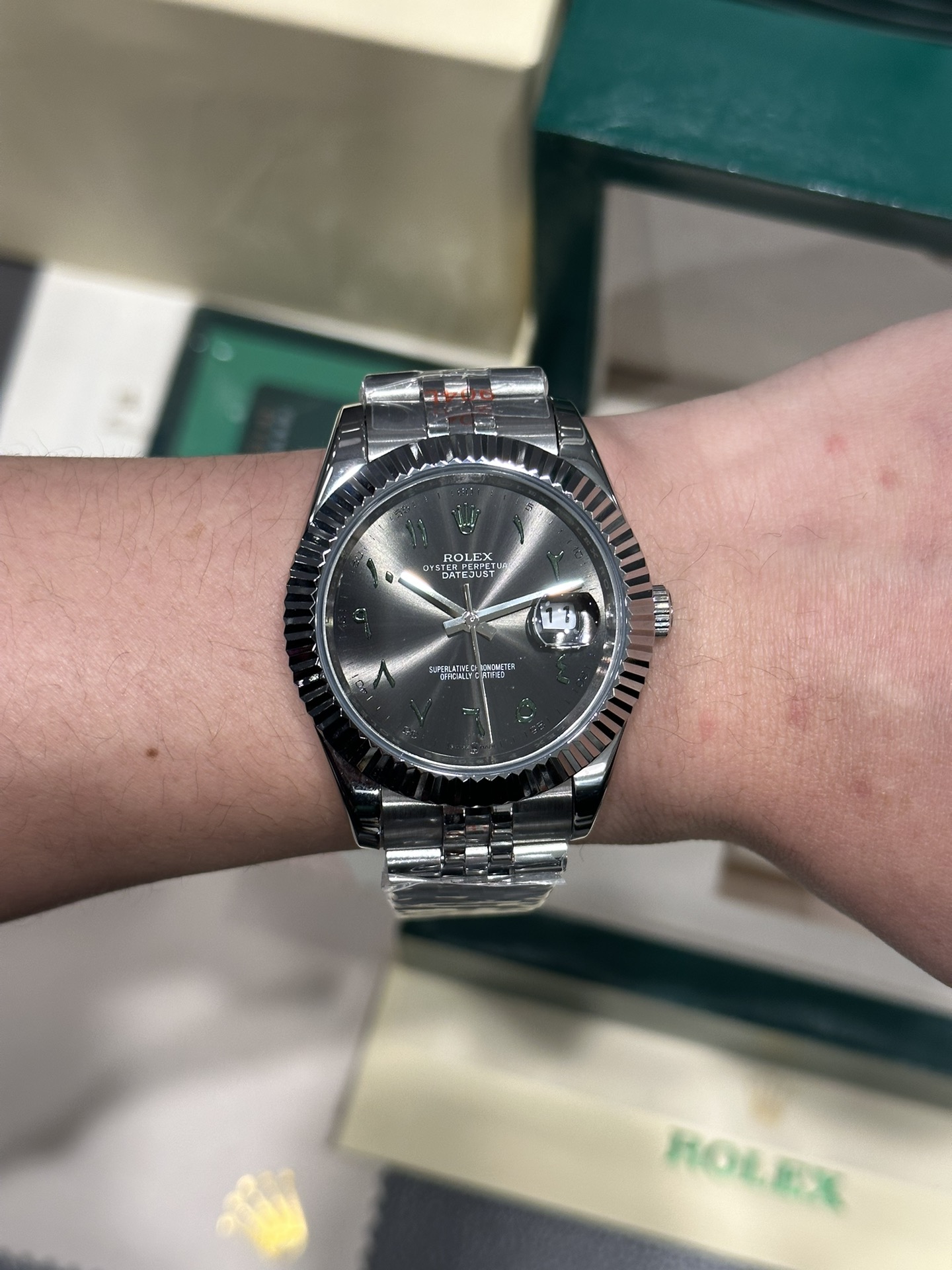 Gray and silver log-style watch - 图片 2