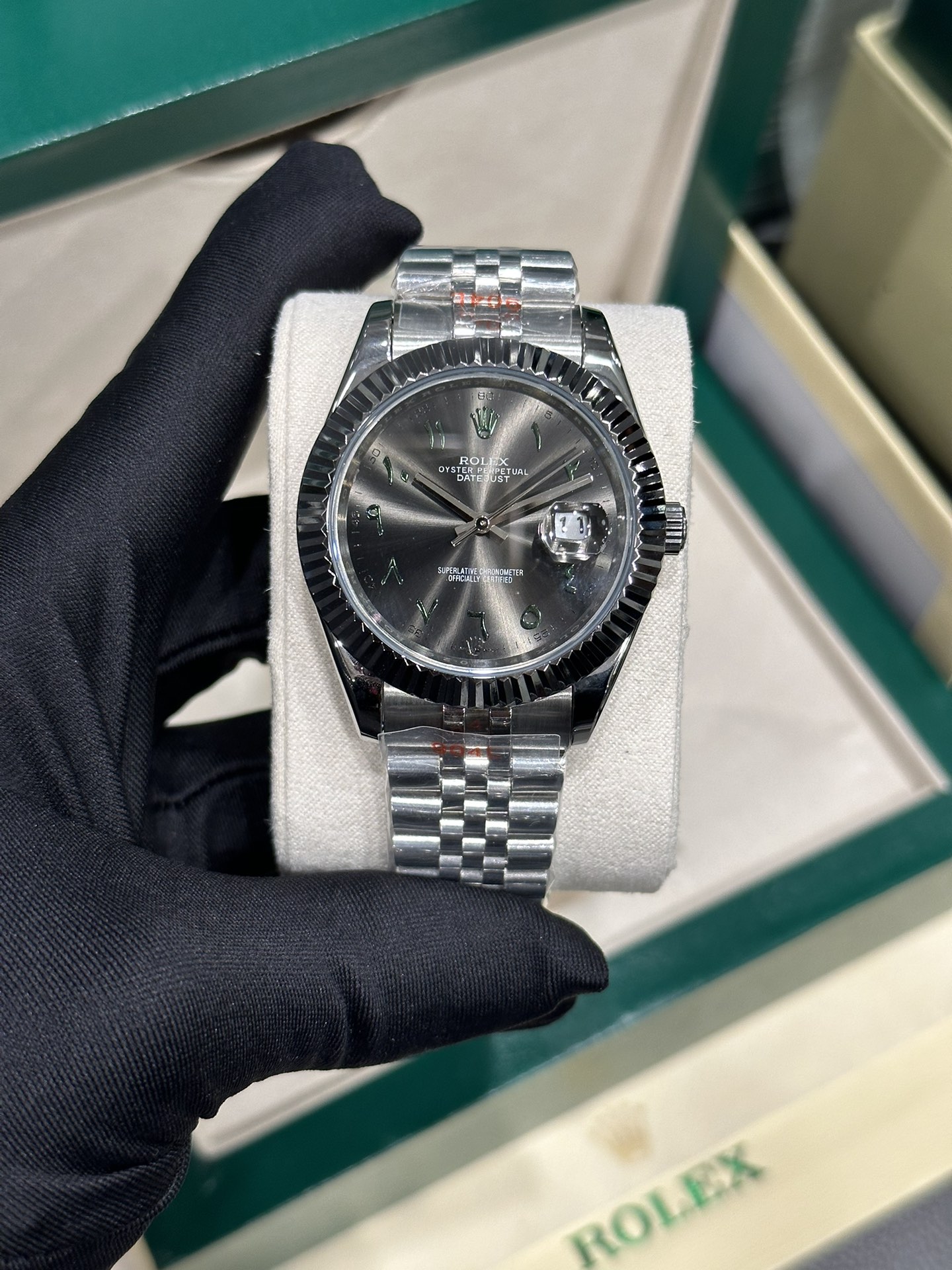 Gray and silver log-style watch - 图片 3