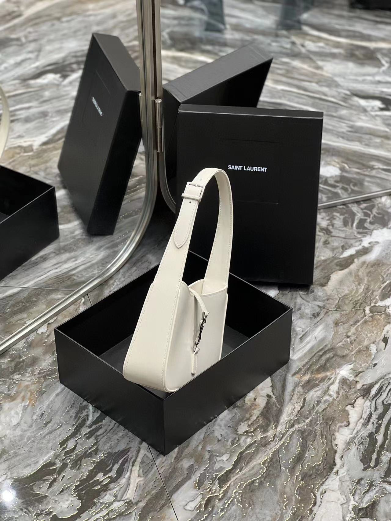 Saint Laurent-8 - 图片 5