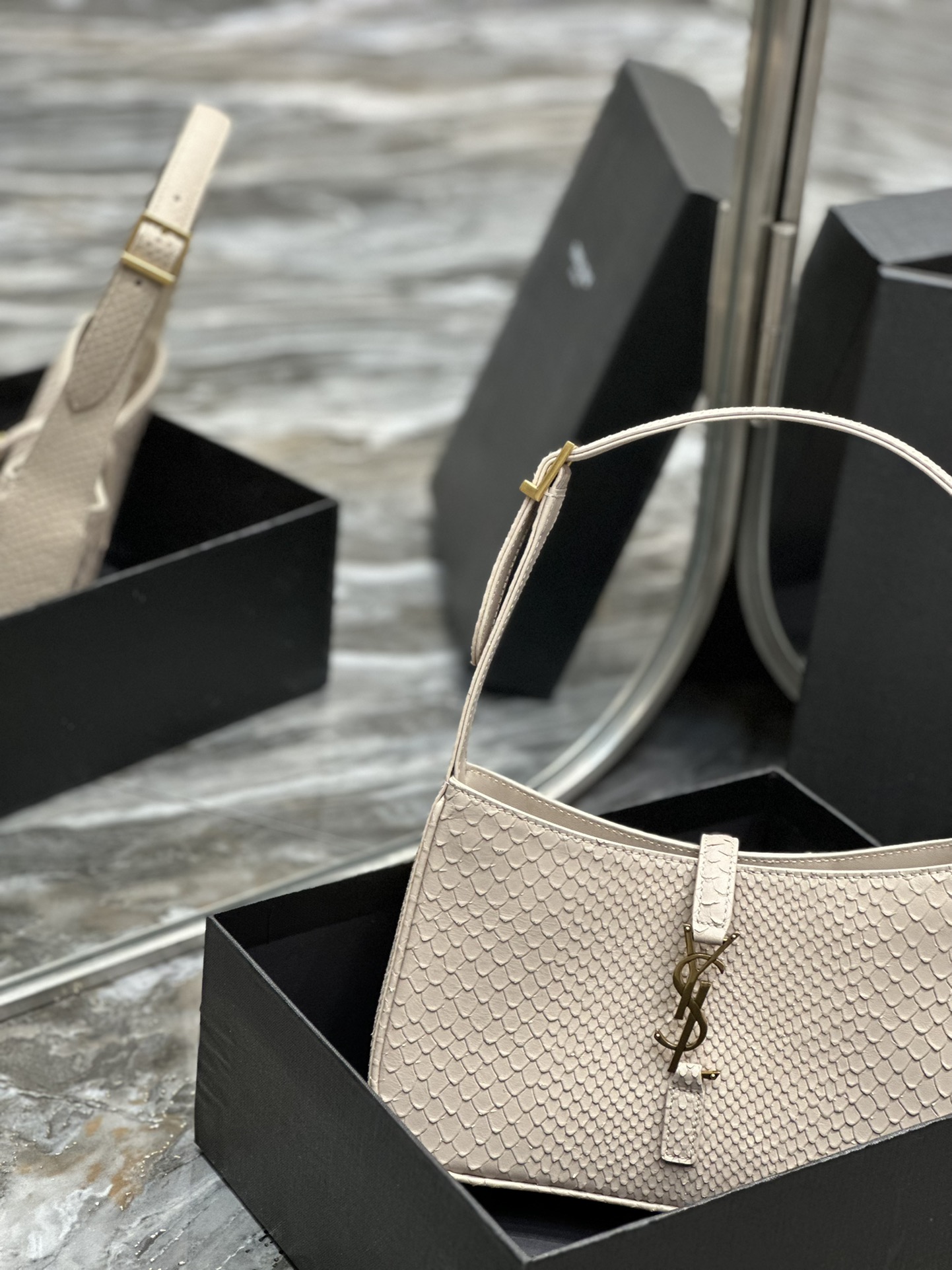 Saint Laurent-8 - 图片 13